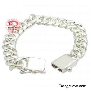 Chiếc lắc bạc ấy dễ dàng phối hợp với nhiều loại trang phục, từ bộ vest sang trọng đến chiếc áo phông năng động.