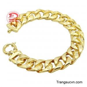 Với trọng lượng khoảng ba chỉ, lắc tay không chỉ là một khoản đầu tư có giá trị mà còn thể hiện gu thẩm mỹ tinh tế của người đàn ông.