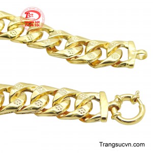 Thiết kế của lắc tay phù hợp với nhiều phong cách thời trang, từ lịch lãm đến năng động, tạo điểm nhấn ấn tượng và thể hiện đẳng cấp của người đeo.