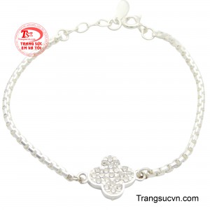 Lắc tay bạc cỏ bốn lá là một món trang sức tinh tế và đầy ý nghĩa. 