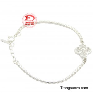 Với chất liệu bạc sáng bóng, chiếc lắc tay nổi bật với hình ảnh cỏ bốn lá được chế tác tỉ mỉ, tượng trưng cho sự may mắn và hy vọng. 