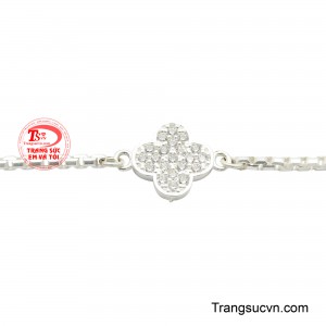 Chiếc lắc tay không chỉ là một phụ kiện thời trang, mà còn là một biểu tượng của những điều tốt lành, mang đến cảm giác bình yên và niềm tin cho người đeo.