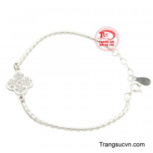 Mỗi chiếc lá nhỏ nhắn được chạm khắc tinh xảo, tạo nên vẻ đẹp thanh lịch và duyên dáng. 