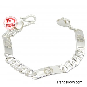 Lắc tay  bạc nam đẹp là biểu tượng của phong cách mạnh mẽ và nam tính. 