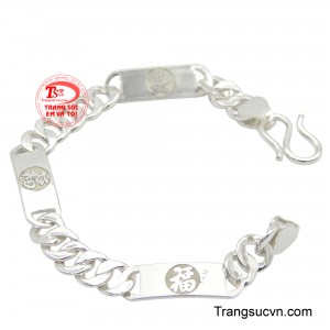 Với màu trắng sáng đặc trưng, lắc tay bạc mang đến vẻ đẹp hiện đại và trẻ trung cho người đeo.