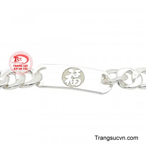 Chất liệu bạc 925 đảm bảo độ bền và sáng bóng, làm nổi bật phong cách thời trang của phái mạnh trong mọi hoàn cảnh.