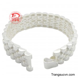 Một chiếc lắc bạc nam lịch lãm chắc chắn sẽ là một phụ kiện không thể thiếu trong tủ đồ của người đàn ông hiện đại, mang đến vẻ tự tin, mạnh mẽ và lịch lãm trong mọi hoàn cảnh.