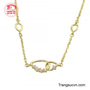 Thiết kế uyển chuyển, ôm trọn cổ tay, khoe trọn nét duyên dáng.