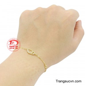 Hãy để chiếc lắc tay nữ vàng kiều diễm trở thành điểm nhấn tỏa sáng, khẳng định phong cách và khí chất của bạn trong mọi khoảnh khắc.