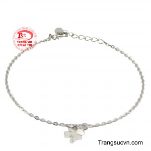 Với chất liệu vàng trắng 10K cao cấp, chiếc lắc tay mang đến vẻ đẹp sáng bóng, lấp lánh, thu hút mọi ánh nhìn.
