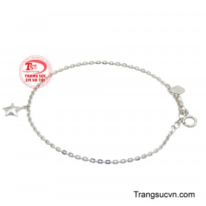 Chiếc lắc được thiết kế theo kiểu dây chữ O mềm mại, uyển chuyển đem lại cảm giác thoải mái cho cổ tay người đeo. 