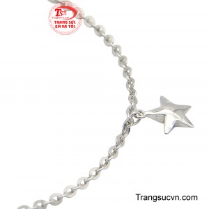 Chiếc lắc không chỉ là món đồ trang sức đẹp mắt mà nó còn giúp nàng tỏa sáng mang lại nhiều may mắn và hy vọng.