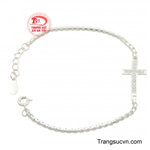 Mặt lắc hình thánh giá được chế tác tỉ mỉ từ bạc 925 sáng bóng, với những đường nét mềm mại, uyển chuyển.