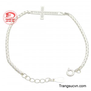 Thiết kế này không chỉ thể hiện niềm tin tín ngưỡng, mà còn là điểm nhấn thời trang đầy phong cách.