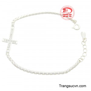 Chiếc lắc bạc này không chỉ là một phụ kiện trang sức thông thường, mà còn là biểu tượng của sự bình an, may mắn và vẻ đẹp tâm hồn.