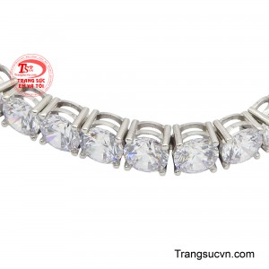 Chính vì vậy mà chiếc lắc là một món đồ trang sức không thể thiếu trong bộ sưu tập của bất kỳ quý ông nào.