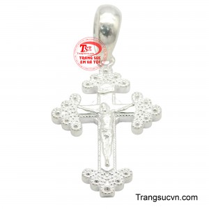 Chiếc mặt dây sở hữu nét đẹp tinh tế mà không một tín đồ công giáo hay tín đồ thời trang nào có thể làm ngơ.