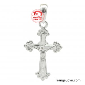Mặt dây bạc thánh giá sở hữu vẻ ngoài cá tính và hiện đại.