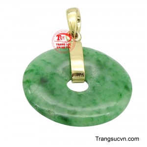 Viên ngọc Jadeite, với màu sắc tươi tắn và độ bóng mịn đặc trưng, được ôm trọn bởi lớp vàng 10k ấm áp, tạo nên một tổng thể hài hòa và cuốn hút.