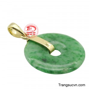 Thiết kế này không chỉ tôn lên vẻ đẹp quý phái của người đeo mà còn mang ý nghĩa về may mắn và bình an.