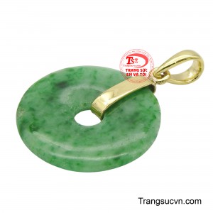 Mỗi chi tiết đều được chế tác tỉ mỉ, từ đường nét uốn lượn của vàng đến sự lấp lánh dịu dàng của ngọc, tạo nên một món trang sức độc đáo và đầy ý nghĩa.