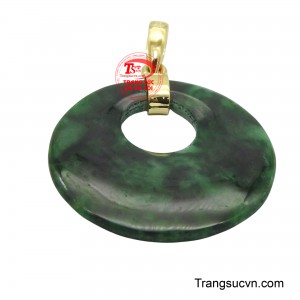 Viên ngọc Jadeite, với màu sắc tươi tắn và độ bóng mịn đặc trưng, được ôm trọn bởi lớp vàng 10k ấm áp, tạo nên một tổng thể hài hòa và cuốn hút.