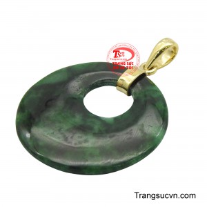 Thiết kế này không chỉ tôn lên vẻ đẹp quý phái của người đeo mà còn mang ý nghĩa về may mắn và bình an. 