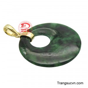 Mỗi chi tiết đều được chế tác tỉ mỉ, từ đường nét uốn lượn của vàng đến sự lấp lánh dịu dàng của ngọc, tạo nên một món trang sức độc đáo và đầy ý nghĩa.