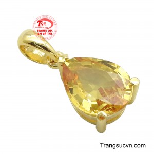 Sự kết hợp hoàn hảo giữa ánh vàng lấp lánh của vàng 14k và viên đá sapphire tạo nên một chiếc mặt dây chuyền mang đến vẻ đẹp sang trọng và quý phái của người đeo.