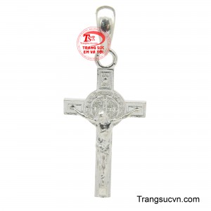 Mặt dây thánh giá bạc một biểu tượng thiêng liêng và tinh tế, thường được chế tác từ bạc nguyên chất mang vẻ đẹp trang nhã và thanh lịch.