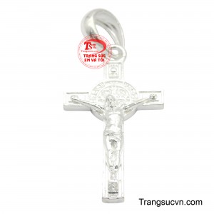 Thiết kế của mặt dây chuyền đa dạng, từ những mẫu đơn giản với đường nét mảnh mai đến những mẫu chạm khắc cầu kỳ, tinh xảo.