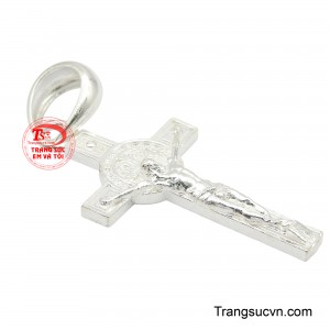 Ánh bạc lấp lánh phản chiếu ánh sáng, tạo nên vẻ đẹp thuần khiết và trang trọng.