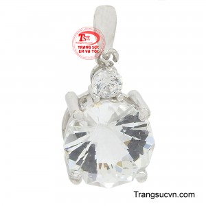 Mặt dây topaz vàng trắng kiều diễm được chế tác trên chất liệu vàng 10K cố độ bền đẹp và sáng bóng theo thời gian.