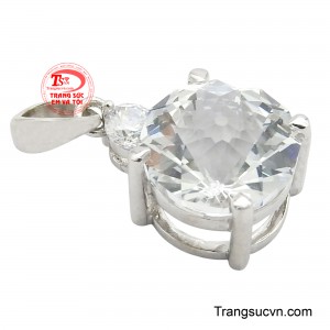 Sắc xanh của viên đá Topaz được cắt giác tinh xảo, lấp lánh dưới ánh sáng, như một bầu trời thu nhỏ ngay trên ngực nàng.