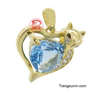Mặt dây vàng 10k gắn đá Topaz là một món trang sức tinh tế và ý nghĩa, kết hợp giữa vẻ đẹp cổ điển của hình tượng trái tim, sự sang trọng của vàng 10K và ánh sáng lấp lánh của đá Topaz.