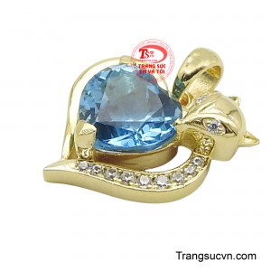 Vàng 10K, với độ bền cao và màu sắc ấm áp, tạo nên sự chắc chắn và sang trọng cho mặt dây chuyền.