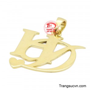Tên hoặc chữ cái được khắc tinh xảo trên bề mặt dây chuyền, tạo điểm nhấn độc đáo và ý nghĩa.