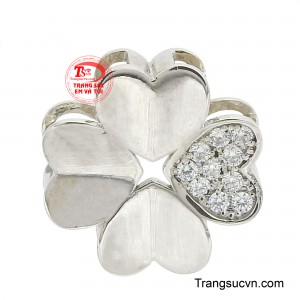 Mặt dây vàng trắng 10K cỏ bốn lá là một món trang sức tinh tế và đầy ý nghĩa.