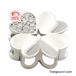 Thiết kế mặt dây chuyền thường có hình dáng cỏ bốn lá, biểu tượng của sự may mắn, hy vọng, tình yêu và niềm tin.