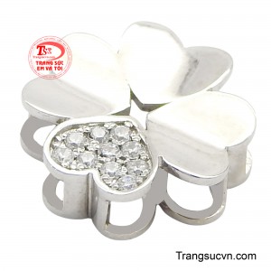 Chất liệu vàng trắng 10K mang lại vẻ đẹp thanh lịch, sang trọng và độ bền cao cho sản phẩm.