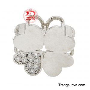 Mặt dây chuyền này có thể được kết hợp với nhiều loại dây chuyền khác nhau, tạo nên phong cách riêng biệt cho người đeo. 