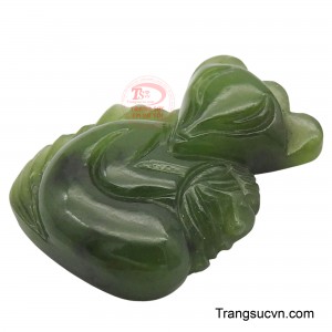 Sự kết hợp giữa vẻ đẹp tự nhiên của ngọc nephrite và ý nghĩa tâm linh của hình tượng hồ ly tạo nên một vật phẩm quý giá, không chỉ làm đẹp mà còn mang đến sự bình yên trong tâm hồn và sự bảo vệ khỏi những điều không may mắn.