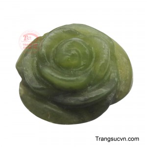 Mặt ngọc bích tài lộc là sự kết hợp tinh tế giữa vẻ đẹp thanh tao của ngọc nephrite và ý nghĩa phong thủy cát tường của hoa hồng.