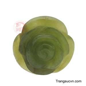 Năng lượng tự nhiên của ngọc nephrite hòa quyện với biểu tượng thịnh vượng của hoa hồng, tạo nên một món trang sức không chỉ làm đẹp mà còn mang đến may mắn, phú quý và sự viên mãn cho người sở hữu.