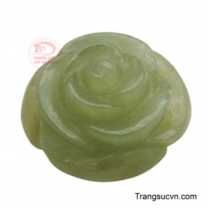 Khi được chạm khắc trên nền ngọc nephrite, nó trở thành một món quà ý nghĩa để thể hiện tình cảm chân thành và sâu sắc đối với người mình yêu thương.