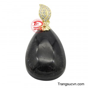 Viên thạch anh tóc đen được chế tác tỉ mỉ thành hình giọt nước mềm mại, uyển chuyển, nổi bật với những sợi tinh thể rutile đen lấp lánh bên trong, tạo nên vẻ đẹp huyền bí và quyến rũ.