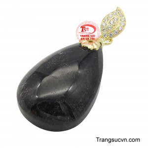 Lớp vỏ vàng 18k bao bọc bên ngoài không chỉ tôn lên màu sắc và ánh sáng của viên đá, mà còn mang đến sự sang trọng và đẳng cấp cho chiếc mặt dây chuyền.