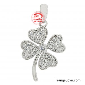 Mặt nữ vàng trắng 18K tinh tế là một món trang sức tinh tế và đầy ý nghĩa.