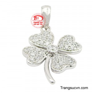 Chất liệu vàng trắng 18K cao cấp mang đến vẻ đẹp sang trọng, thanh lịch, đồng thời đảm bảo độ bền đẹp theo thời gian.