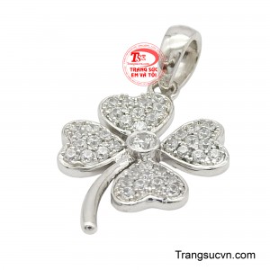 Hình ảnh cỏ bốn lá được chế tác tỉ mỉ, tượng trưng cho sự may mắn, hy vọng, tình yêu và tài lộc.